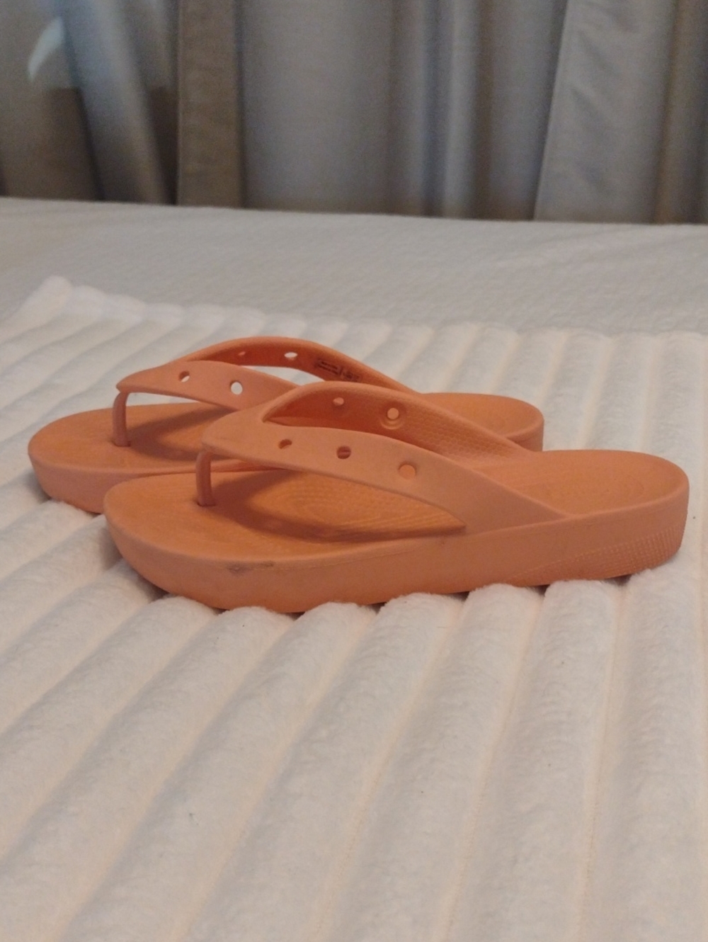 Crocs Platform Sandals Women 8 Flip Flops Peach Orange Beach